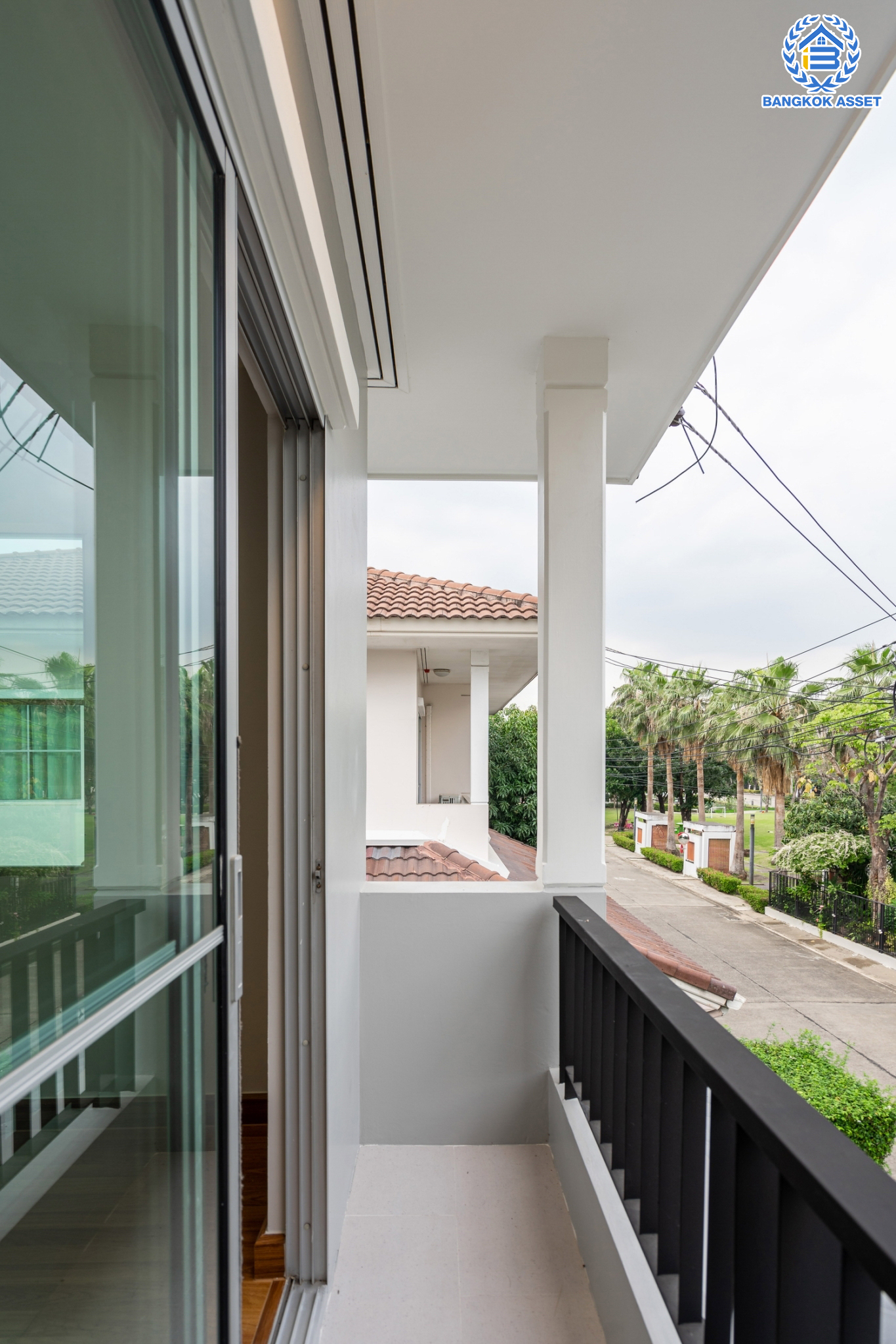 บ้านมือสองตกแต่งใหม่ คุณภาพแบรนด์ LH ม.ชัยพฤกษ์ ราชพฤกษ์-แจ้งวัฒนะ หลังใหญ่ เนื้อที่ 59.9 ตร.ว. ฟังก์ชัน 3 ห้องนอน 3 ห้องน้ำ 2 ที่จอดรถ ภายในตกแต่งหรูหรา บนทำเลศักยภาพติดถนนราชพฤกษ์ เชื่อมสู่แจ้งวัฒนะได้อย่างรวดเร็ว และเพียง 10 นาทีถึงรถไฟฟ้า "สถานีบางรักใหญ่"